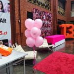Bouquet de globos con helio en tonos rosados para evento de Canal 13, decoración elegante.