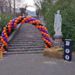 Decoración con arco trenzado en colores naranja y negro para Halloween