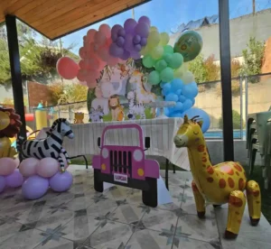 Decoración temática de selva con arco de globos y figuras de animales