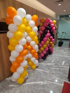 Pilar decorativo de globos con diseño corporativo para evento empresarial